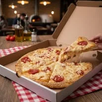 Pizza recién servida de Rodos Pizza